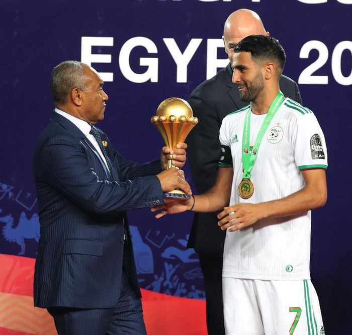Đội trưởng tuyển Algeria, Riyad Mahrez nhận cúp vàng từ tay Chủ tịch Liên đoàn Bóng đá châu Phi, Ahmad Ahmad.