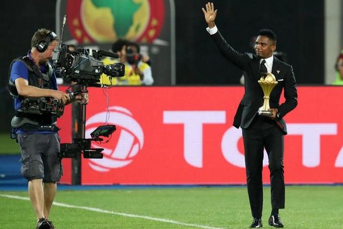 Cựu danh thủ Samuel Eto'o xuất hiện trên sân Cairo với cúp vàng CAN trên tay.
