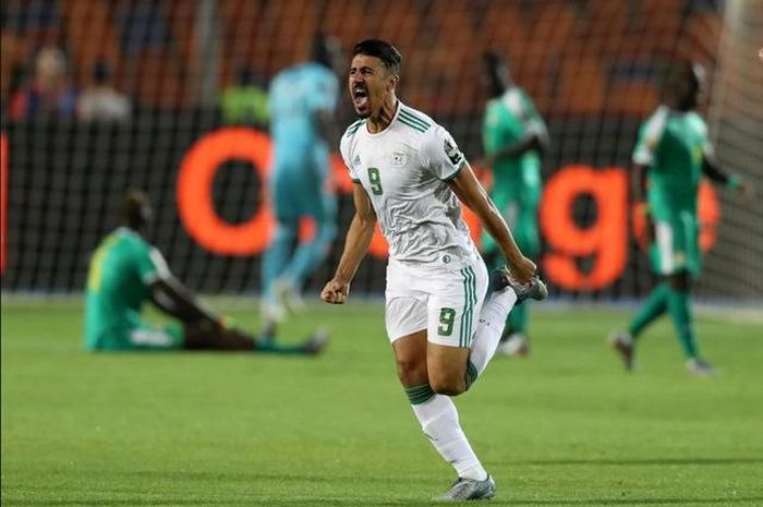 Baghdad Bounedjah ăn mừng bàn mở tỷ số của trận đấu.