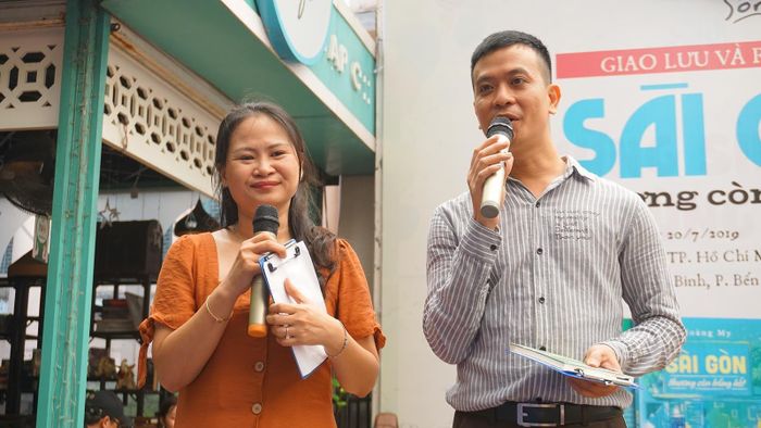 Tác giả (trái) giao lưu với bạn đọc tại buổi ra mắt sách