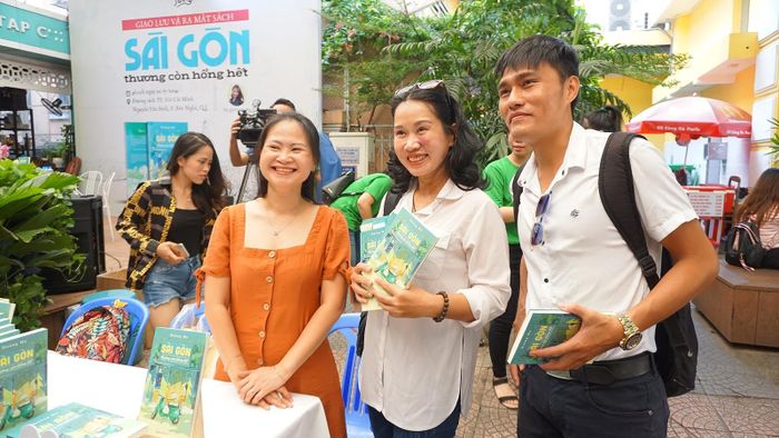 Tác giả chụp hình với độc giả tại buổi ra mắt sách