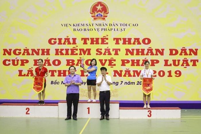  Đồng chí Lương Văn Thành và đồng chí Vũ Mạnh Hà, thành viên Ban Chỉ đạo, Ban Tổ chức trao giải cho nội dung đơn nữ môn bóng bàn.