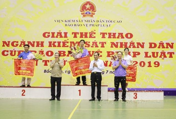  Các đồng chí Phó Viện trưởng VKSND tối cao Bùi Mạnh Cường, Phó Chủ tịch UBND tỉnh Bắc Ninh Nguyễn Văn Phong và TBT Báo Bảo vệ pháp luật Nguyễn Văn Thắng trao giải toàn đoàn cho 3 đoàn đoạt ngôi vị cao nhất.