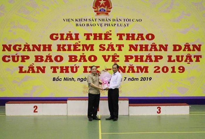 Đồng chí Bùi Mạnh Cường, Phó Bí thư Ban cán sự Đảng, Phó Viện trưởng VKSND tối cao trao Kỷ niệm chương tặng đồng chí Nguyễn Văn Phong, Phó Chủ tịch UBND tỉnh Bắc Ninh. 