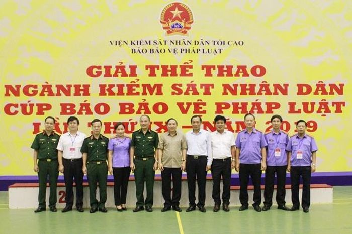 Các đồng chí lãnh đạo VKSND tối cao cùng Ban chỉ đạo, Ban tổ chức giải thể thao và các đại biểu chụp ảnh lưu niệm. 