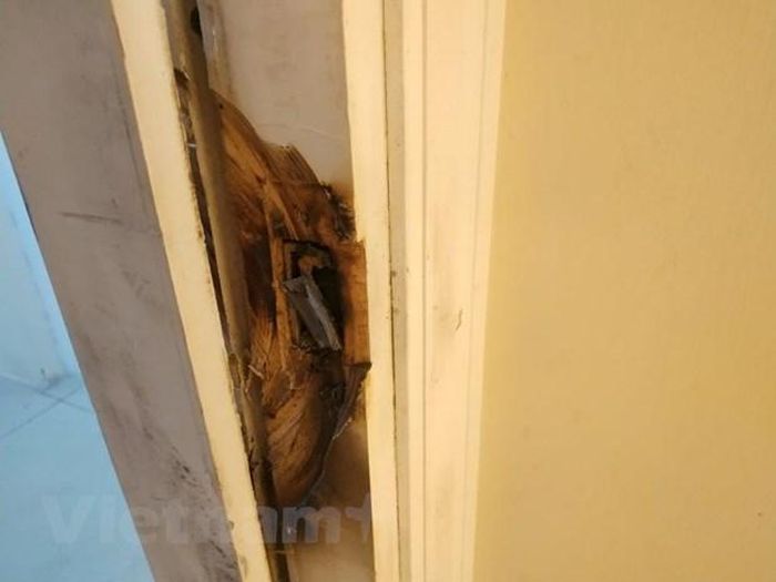 Phần cửa bị cạy phá. (Ảnh: Sơn Bách/Vietnam+)