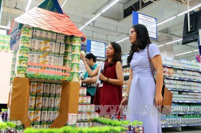Người tiêu dùng mua hàng Việt Nam sản xuất. Ảnh: TTXVN