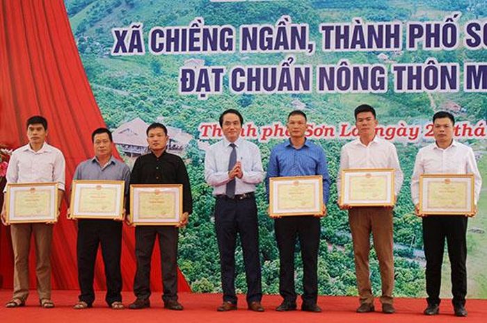 Đồng chí Lê Hồng Minh trao Bằng khen của UBND tỉnh cho các cá nhân có thành tích xuất sắc trong xây dựng NTM