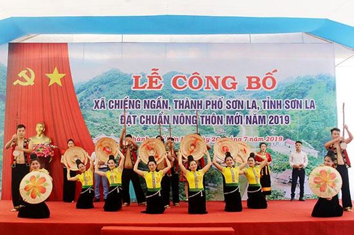 Chương trình văn nghệ chào mừng Lễ công bố xã Chiếng Ngần đạt chuẩn nông thôn mới.