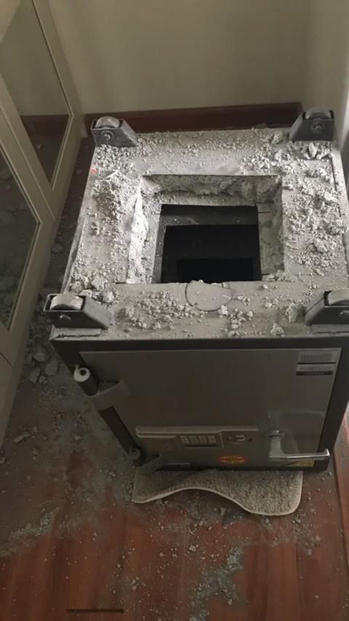 Két sắt bị kẻ gian phá nát.