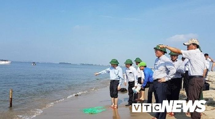  Đoàn công tác của Tổng cục phòng chống thiên tai khảo sát cồn cát. 