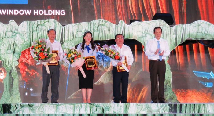 Đồng chí Trần Công Thuật, Chủ tịch UBND tỉnh Quảng Bình trao tặng Bằng khen cho các cá nhân, tập thể có đóng góp trong việc bảo tồn và phát huy giá trị di sản. Ảnh: Đức Trí