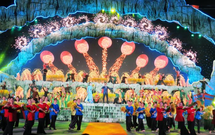 Các tiết mục nghệ thuật đặc sắc với sự tham gia của nhiều nghệ sĩ nổi tiếng. Ảnh: Đức Trí