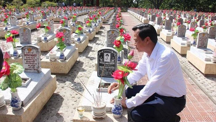 Bộ trưởng Đào Ngọc Dung tại khu mộ liệt sĩ TP Hà Nội của Nghĩa trang Liệt sĩ quốc gia Trường Sơn