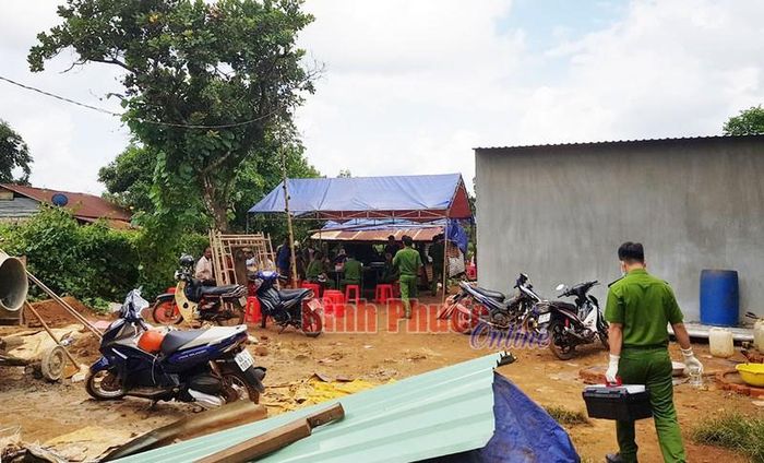 Lực lượng công an đến nhà ông Điểu Thon tiến hành điều tra
