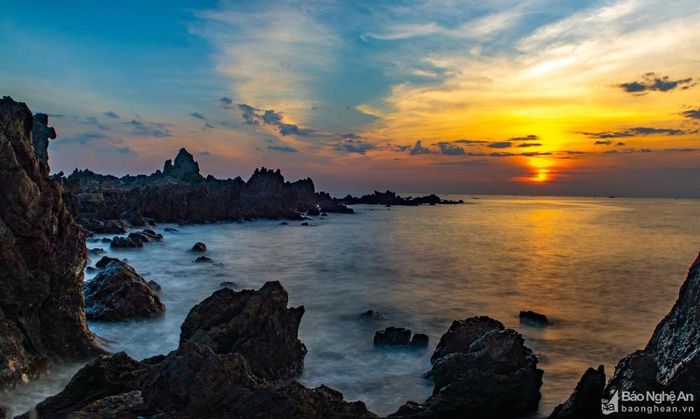 Lần ra đến các phiến đá to, tương đối bằng phẳng là bạn có thể đứng vững chãi chờ đợi thời khắc hừng đông - thời khắc đẹp nhất của một ngày mới.