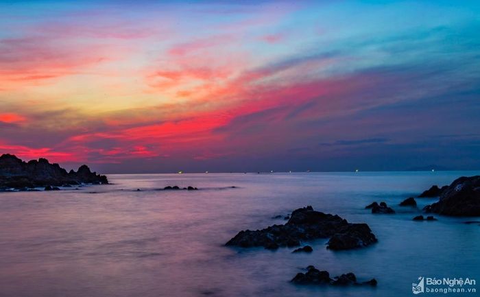 Nếu như ai chưa từng ra bãi đá này thì sẽ khó tưởng tượng ra có một góc của biển Cửa Lò lạ, ấn tượng và đẹp như thế.
