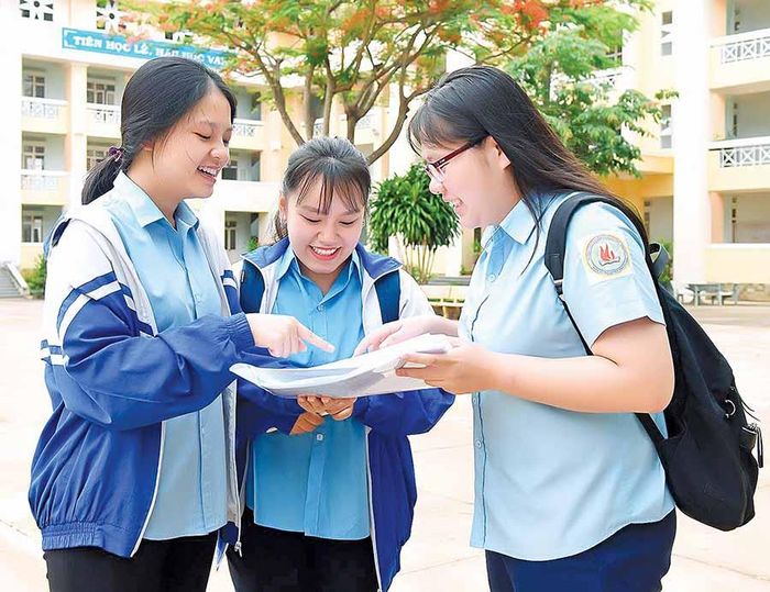 Thí sinh trao đổi sau giờ làm bài ở kỳ thi THPT Quốc gia 2019 tại điểm thi Gia Lai. Ảnh: Đ.T