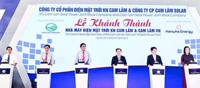  Các đại biểu nhấn nút khánh thành. 