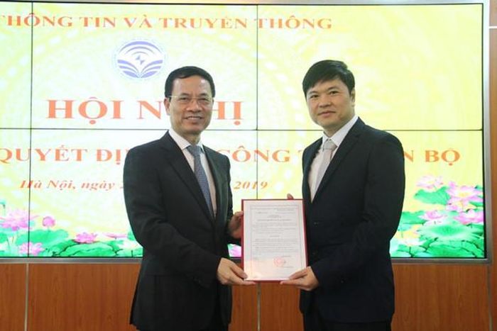 Bộ trưởng Nguyễn Mạnh Hùng trao Quyết định bổ nhiệm ông Hoàng Minh Cường giữ chức Cục trưởng Cục Viễn thông. Ảnh: Bộ TT&TT.