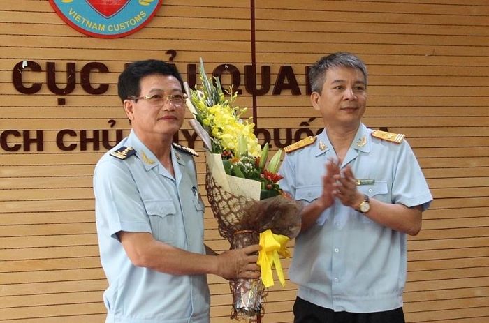 Phó Tổng cục trưởng Tổng cục Hải quan Mai Xuân Thành chúc mừng ông Nguyễn Tiến Lộc. 