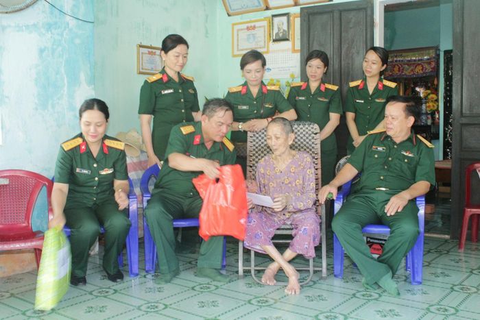 Đại tá Võ Văn Hưng, Chủ nhiệm Chính trị Quân khu 5 và Đoàn cán bộ phụ nữ Quân khu 5 tặng quà đối tượng chính sách xã Nhơn Châu