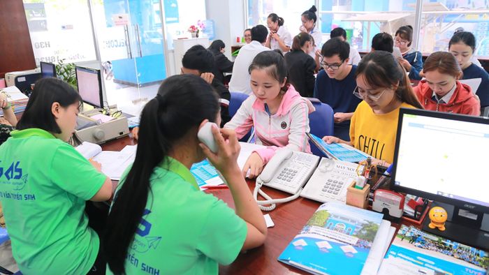 Thí sinh đăng ký xét tuyển học bạ THPT vào Trường Đại học Công nghiệp Thực phẩm TPHCM
