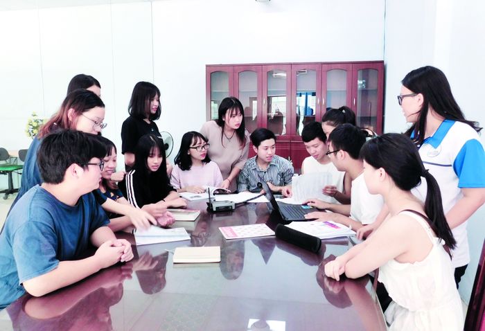 Giờ sinh hoạt nhóm của sinh viên Trường Đại học Ngoại ngữ (ĐHQG Hà Nội). Ảnh: TG 