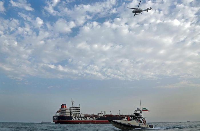 Tàu và trực thăng Iran vây quanh tàu dầu Stena Impero. Ảnh: Reuters