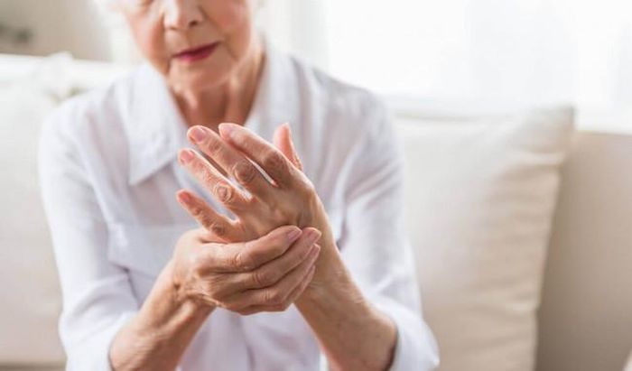 Viêm xương khớp là loại bệnh ngày càng phổ biến. Việc điều trị chủ yếu hiện nay vẫn sử dụng các thuốc kháng viêm. Bên cạnh đó, chế độ ăn uống và tập luyện cũng góp phần thúc đẩy quá trình điều trị bệnh được hiệu quả hơn. Ảnh minh họa: Internet