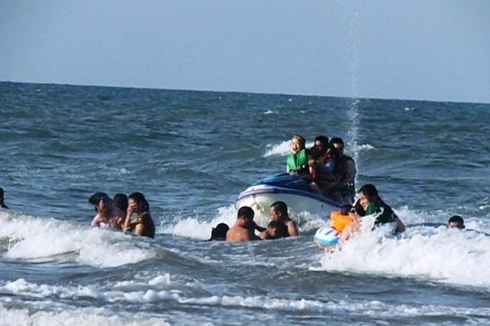 Ca nô chồm lên đầu du khách đang tắm