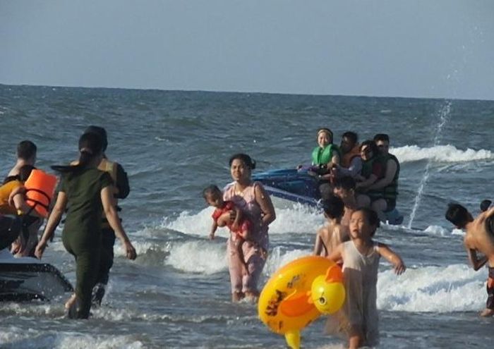 Du khách bế con nhỏ chạy khi ca nô lao tới