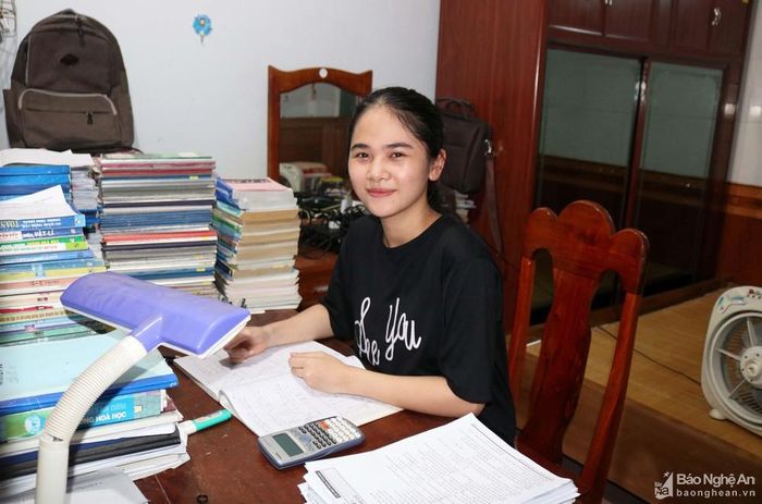 Tâm bên góc học tập của mình.