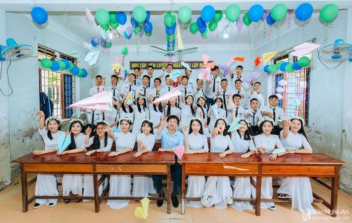 Tâm (hàng đầu, thứ 4 từ trái sang) và tập thể lớp 12 A-1 trong 2 lớp học đạt thành tích cao của Trường THPT Đặng Thúc Hứa năm 2019.