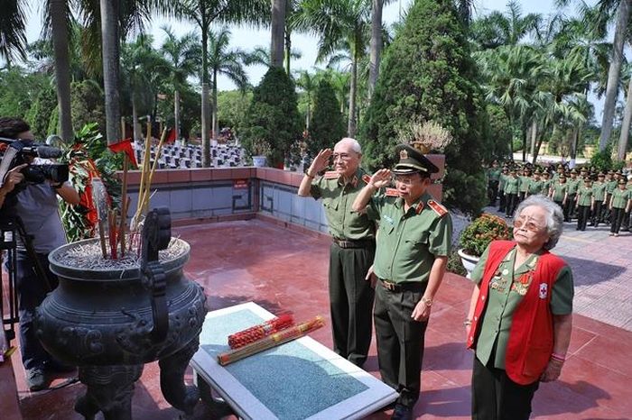 Trung tướng Mai Văn Hà (giữa), Thiếu tướng Nguyễn Quang Phòng, nguyên Phó Tổng cục trưởng Tổng cục An ninh (bìa trái) và Đại tá Lê Thu dâng hương nhớ các anh hùng liệt sĩ. 