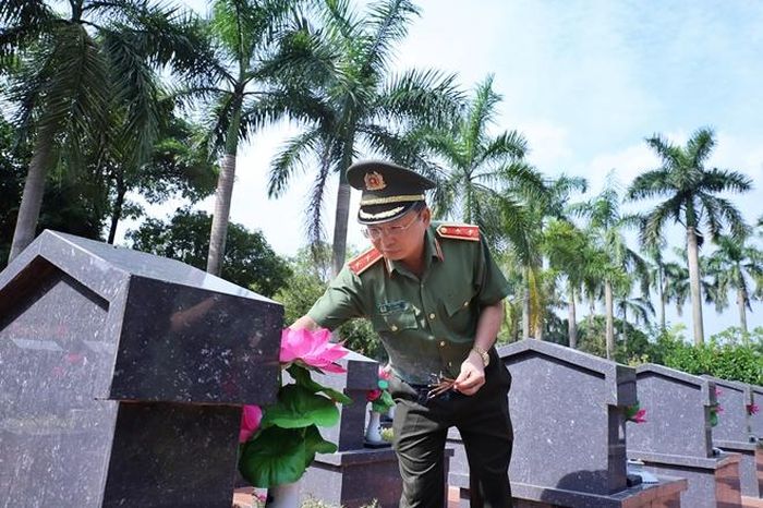 Trung tướng Mai Văn Hà dâng hương tưởng nhớ anh linh các liệt sĩ. 