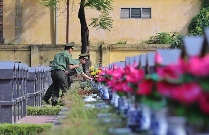 CBCS Cục Truyền thông CAND có mặt tại Nghĩa trang liệt sĩ Nhổn để dâng hương. 