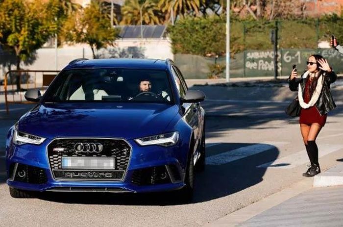 Lionel Messi lái chiếc Audi RS6 Avant trị giá khoảng 127.000 bảng.< 