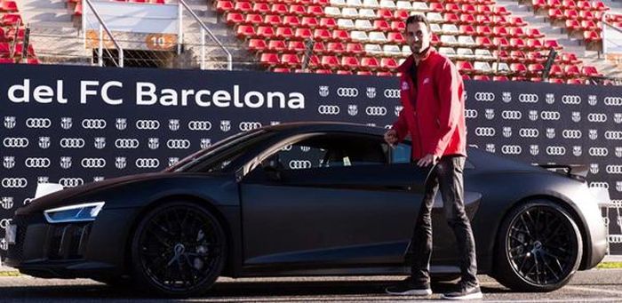 Sergio Busquets bên chiếc Audi R8 Coupe V10 plus màu xám Daytona trị giá 192.000 bảng.