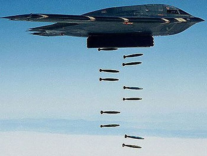  B-2 Spirit cũng có thể thả bom phá boong-ke thông minh GBU-57A/B, với khả năng xuyên phá lớp bê tông dày 60m. 