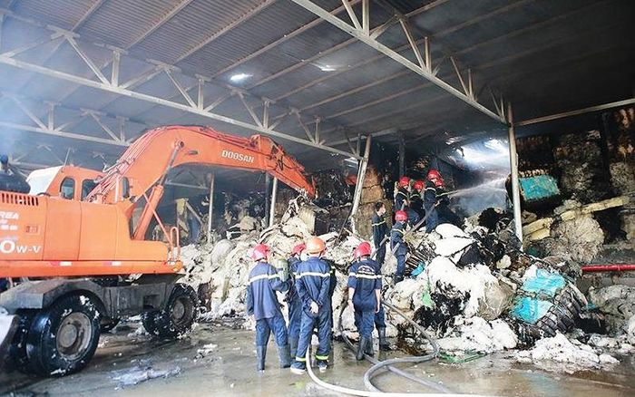Lực lượng Cảnh sát PCCC và Cứu hộ cứu nạn Công an tỉnh Thừa Thiên - Huế đang dập lửa bên trong kho hàng.