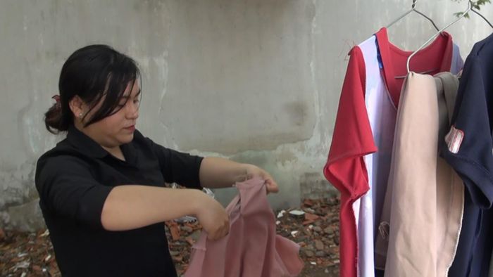 Giũ sạch chăn màn, quần áo trước khi đem vào nhà. Ảnh: TRÍ NHÂN