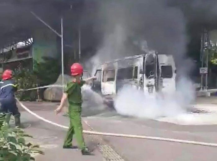 Lực lượng chức năng tham gia công tác chữa cháy tại hiện trường