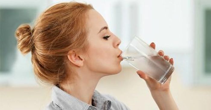 Nước đóng vai trò quan trọng trong quá trình bài tiết. Do đó, người bị mỡ máu cao nên uống nhiều nước mỗi ngày để thúc đẩy quá trình loại bỏ các chất độc hại ra khỏi cơ thể. Ảnh: infonet.