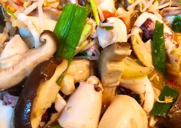 Rau xanh, giá đỗ, các loại hoa quả như táo, nấm hương và hành tây...và các loại ngũ cốc nguyên hạt là thực phẩm giàu chất xơ và vitamin đặc biệt tốt cho người bị mỡ máu cao. Ảnh: cpcdn.