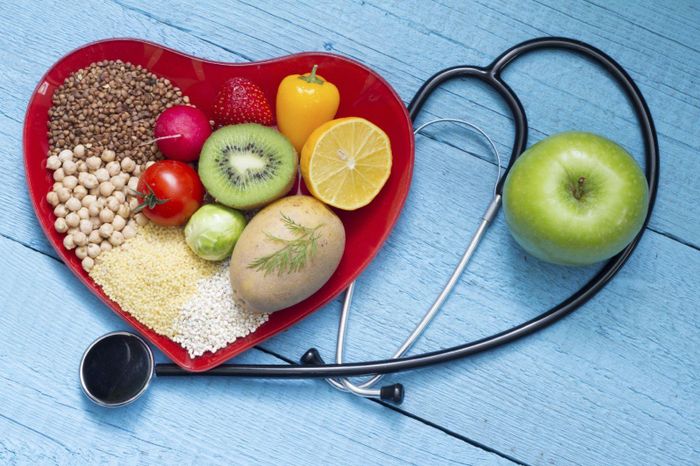Đặc biệt, người bị mỡ máu cao nên ăn các thực phẩm chứa ít cholesterol để giảm lượng cholesterol đưa vào cơ thể. Giảm cholesterol chính là làm giảm lượng mỡ trong máu. Ảnh: revofood.