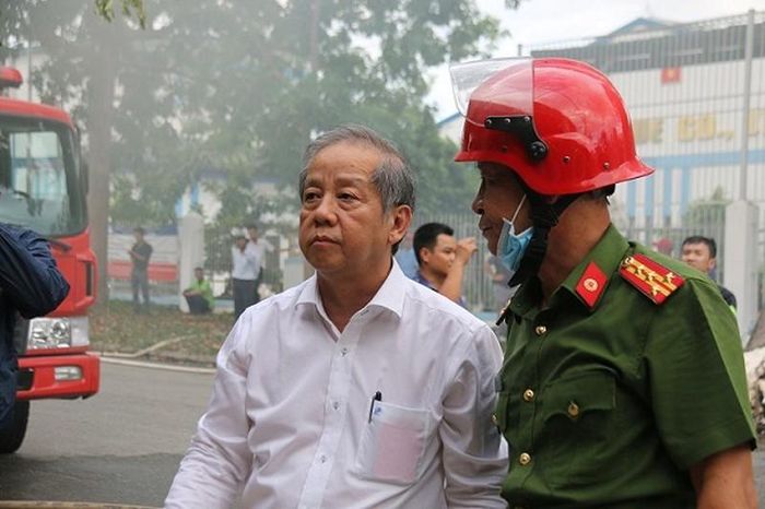  Chủ tịch UBND tỉnh TT-Huế Phan Ngọc Thọ cùng Đại tá Nguyễn Trường Sơn - Phó giám đốc Công an tỉnh chỉ đạo chữa cháy tại hiện trường. 