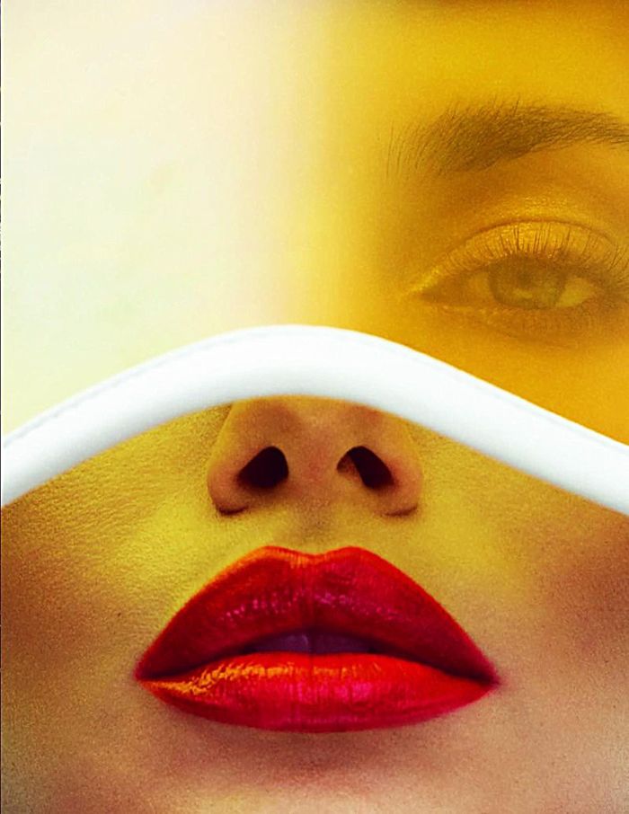 Adriana Lima cực ấn tượng với đôi môi son đỏ mọng.
