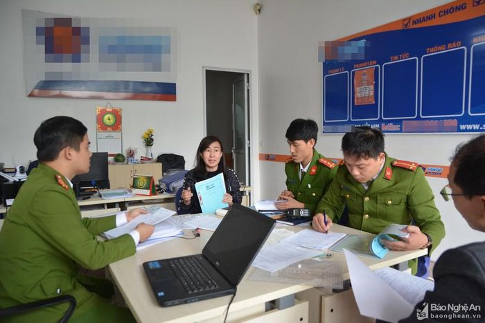 Đoàn thanh tra liên nghành do tỉnh thành lập kiểm tra các cơ sở cầm đồ, dịch vụ tài chính trên địa bàn TP. Vinh. Ảnh M.T