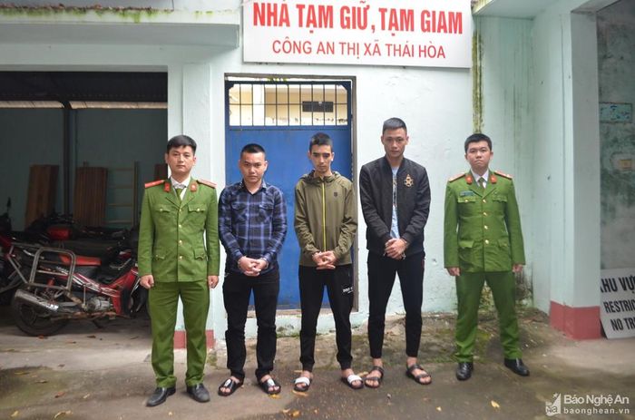 3 đối tượng bị Công an TX. Thái Hòa bắt giữ vì hành vi cho vay nặng lãi. Ảnh: Q. T